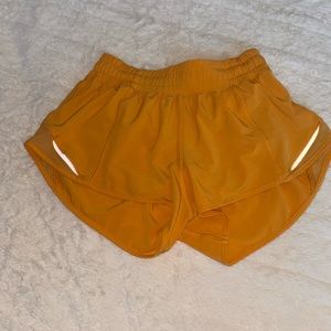 Lululemon Hotty Hot Low-Rise Short 2.5 Lined